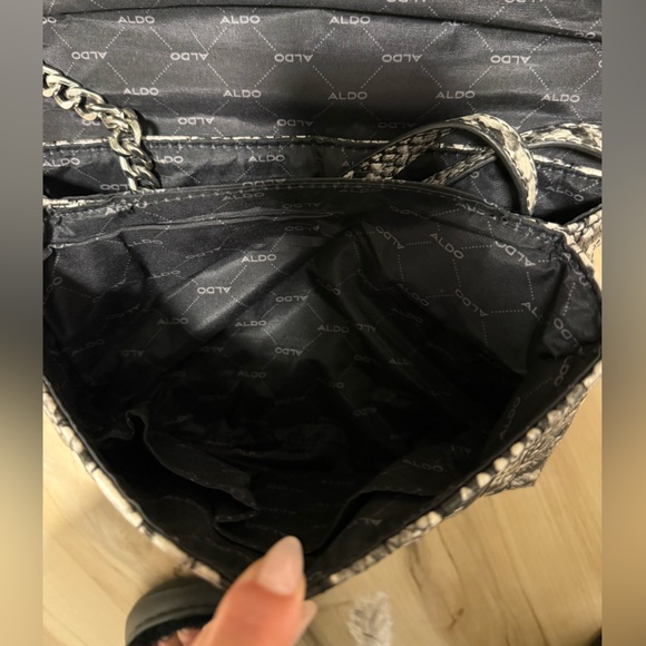 Snakeskin Patterned Chain Shoulder Bag - Picture 3 of 5